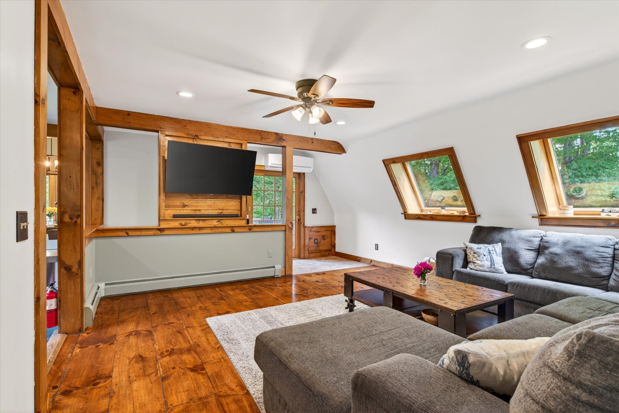 Upper living room with TV, hardwood floors and skylights — Slippery Slope Chalet